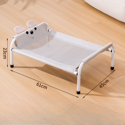 lit de camp chien blanc