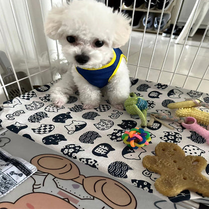 un caniche sur son lit de camp pour chien 